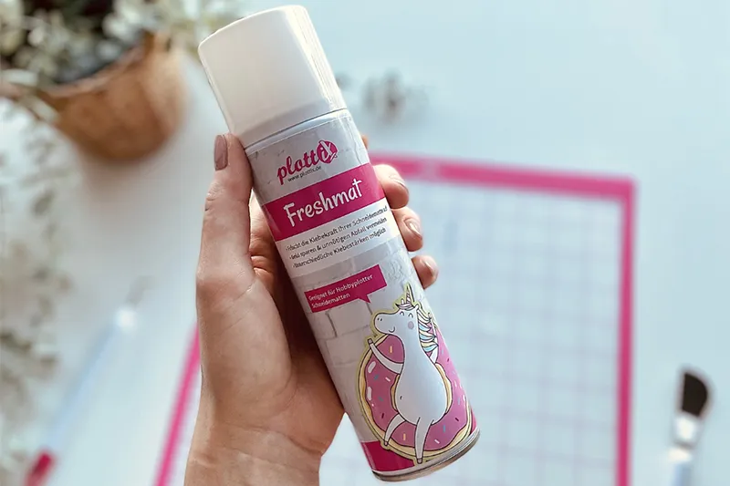 Freshmat wird über eine Schneidematte gehalten.