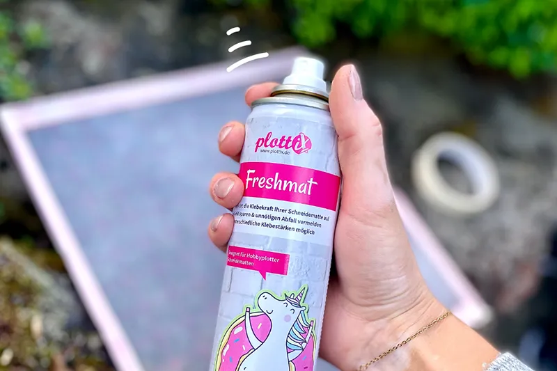 Die Freshmat Dose wird kräftig geschüttelt.