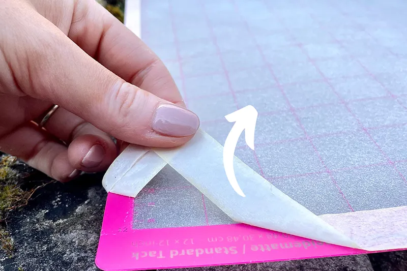 Das Kreppband wird von der Schneidematte abgelöst.