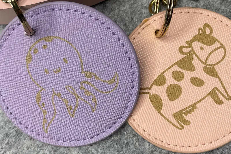 Gelaserte Anhänger Mit dem Laser Cutter gravierte Kunstleder Anhänger